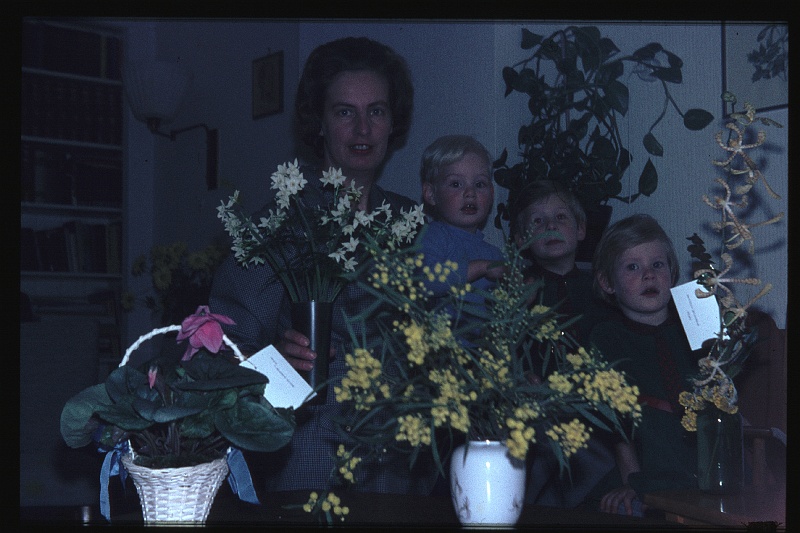 18.Delft dec 1967 Mama,Brigitte,Marion,Peter.JPG
